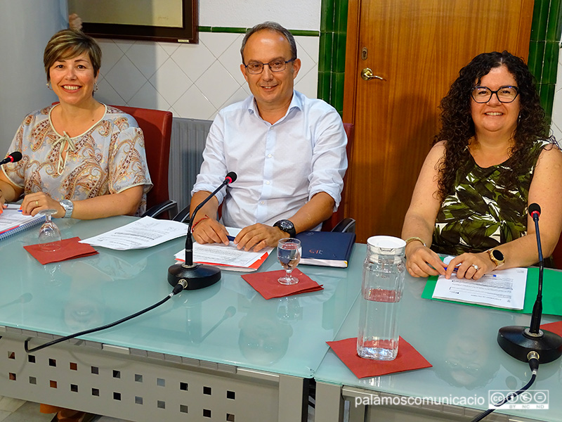 Els tres edils del grup del PSC a l'Ajuntament de Palamós.