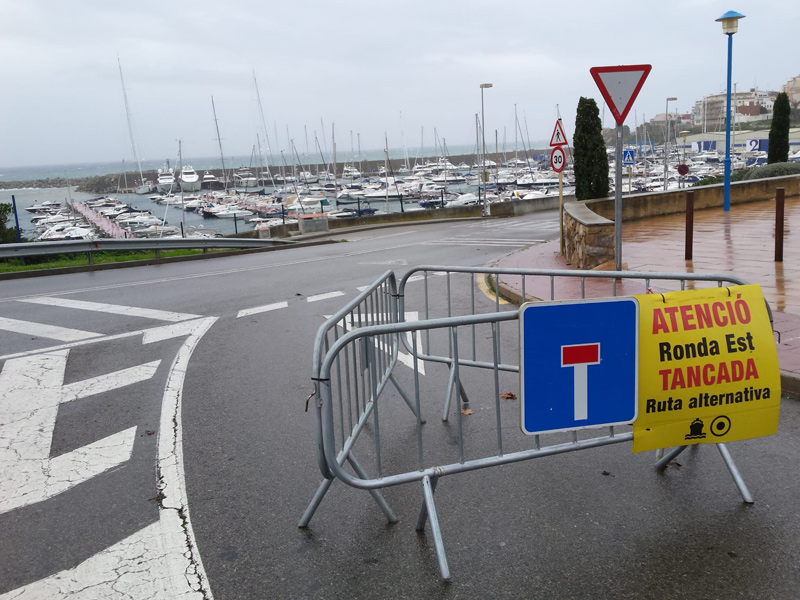 Es recomana circular amb precaució perquè encara hi ha zones humides a la via i maquinària treballant-hi. (Foto: Ajuntament de Palamós).