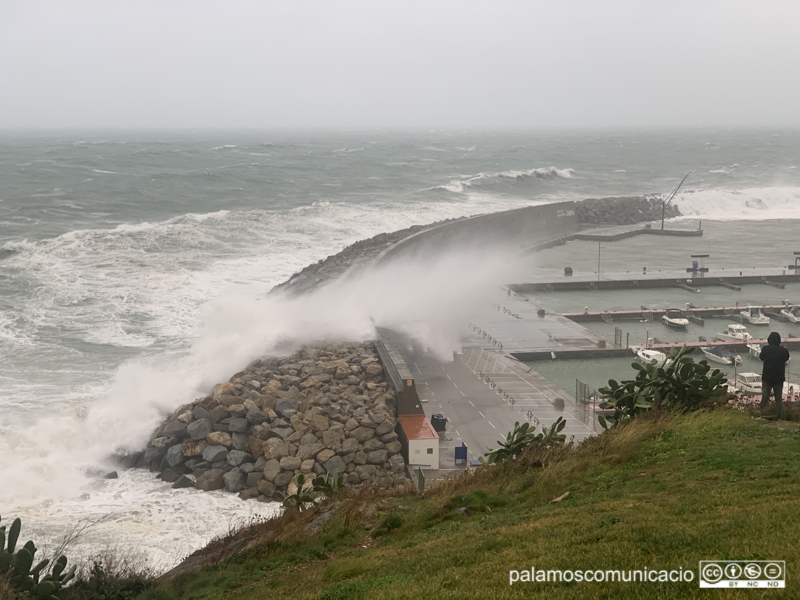 Una onada supera l'ecullera del Port Marina, la setmana passada durant el temporal.