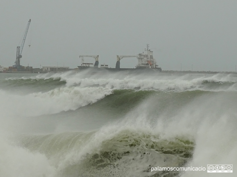 Fortes onades a la badia de Palamós, la setmana passada a causa del temporal.