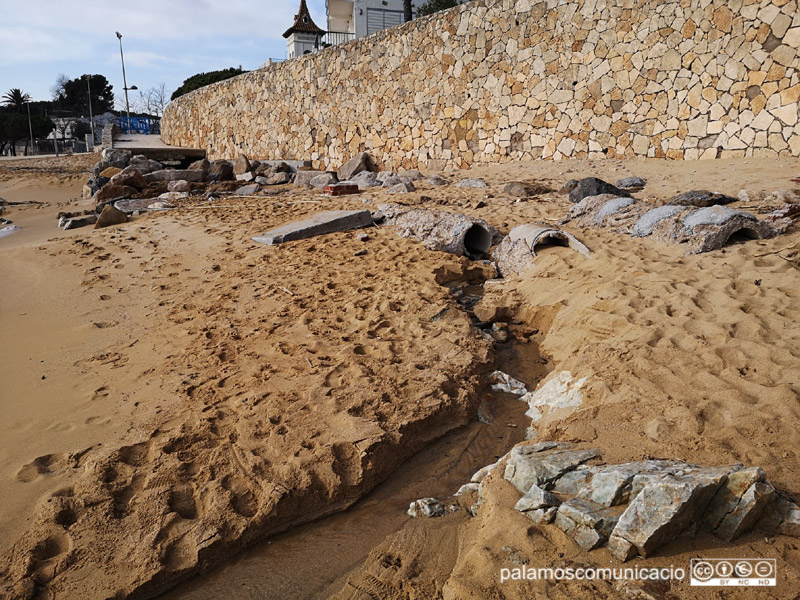La canonada trencada, a la platja de La Fosca. 