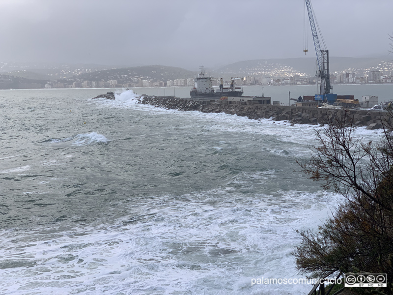 L'escullera del port de Palamós resistint les onades del temporal.