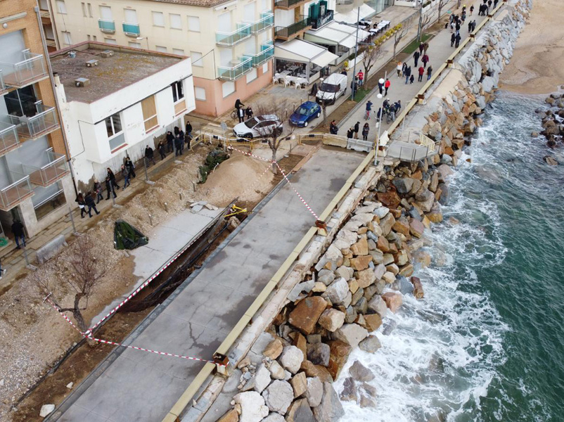 Vista aèria del passeig de Sant Antoni, amb una part del parterre enfonsada. (Foto: Àlex R.).