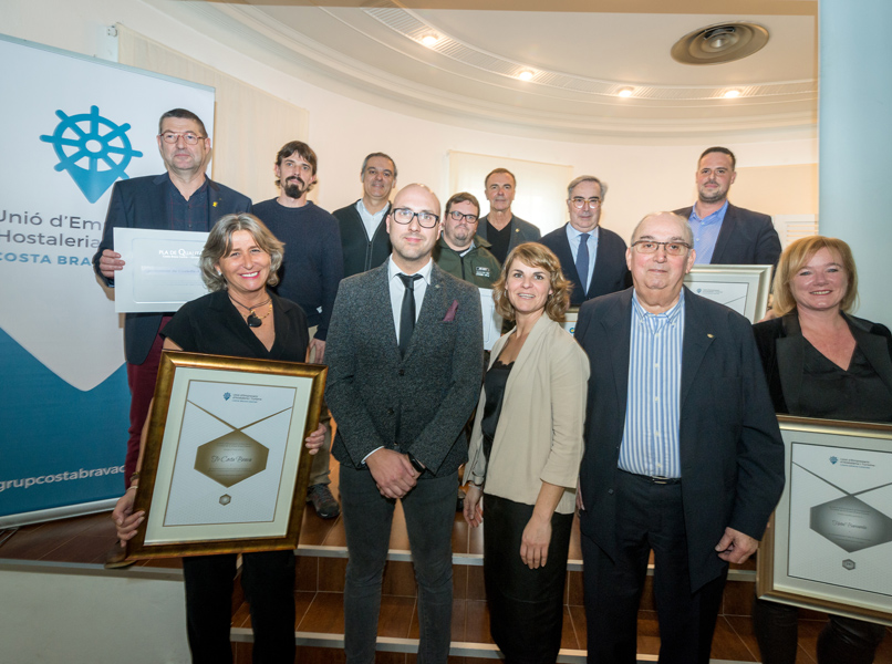 Els guardonats amb representants de la Unió d'Hostaleria i Patronat de Turisme, en un acte celebrat al Park Hotel San Jorge. (Foto: Grup Costa Brava C