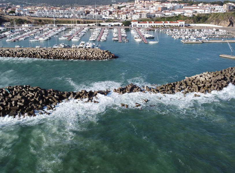 Vista aèria del port Marina Palamós, amb l'espigó trencat pel temporal. (Foto: Àlex R.).