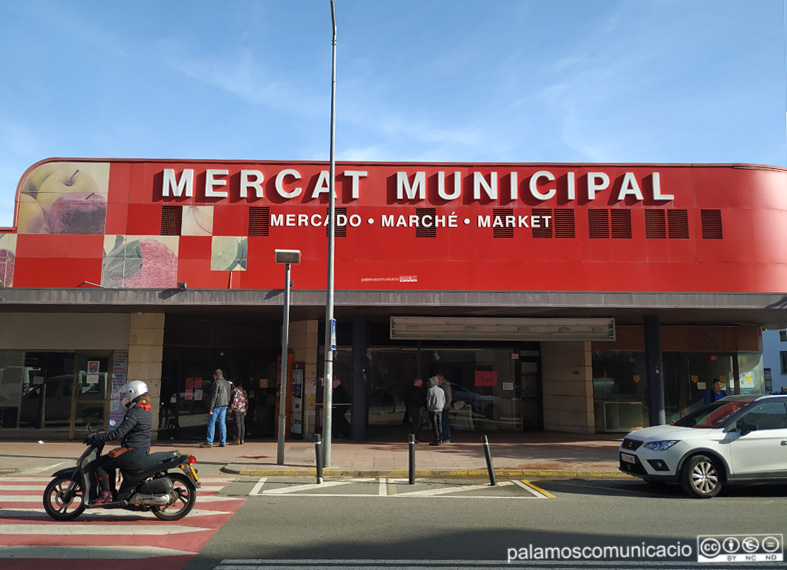 El Mercat Municipal de Palamós, aquest matí, ja tancat.