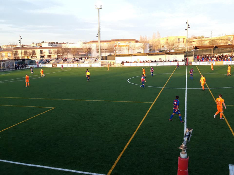 Un instant del partit d'ahir a Llagostera. (Foto: Palamós CF).