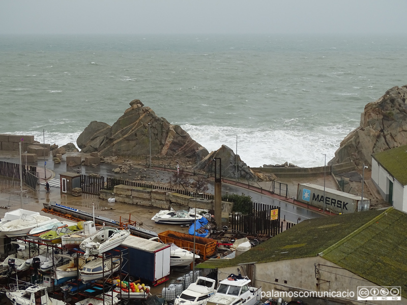 Despreniment de blocs de formigó i pedres al vial del Port, durant el temporal 'Glòria'.