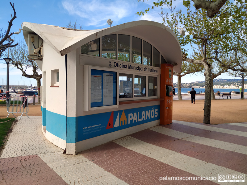 La guingeta del passeig del Mar, encara Oficina de Turisme a l'espera que acabin les obres de la nova.