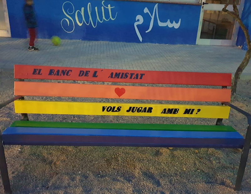 El 'Banc de l'amistat' és una mesura contra el rebuig, la solitud i l’assetjament escolar. (Foto: Ampa Escola Barrufet).