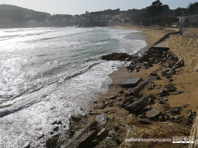 La platja de La Fosca va perdre sorra arran del temporal.