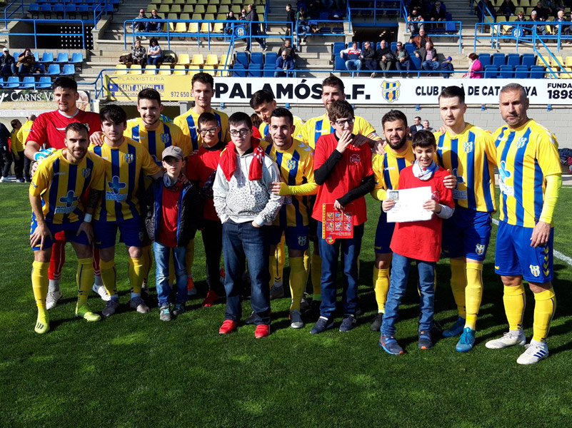 L'Associació Pots ha rebut abans del partit un xec de 1.140€ recaptats per la Penya Sport amb la campanya del bolígraf solidari.