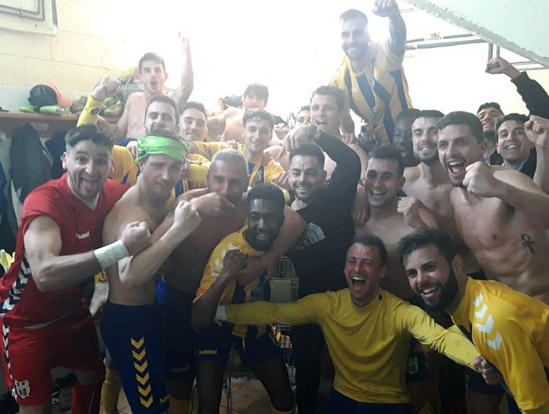 Els jugadors del Palamós celebrant, eufòrics, la victòria amb l'heroi del partit, Dembo, al centre de la imatge. (Foto: Palamós CF).