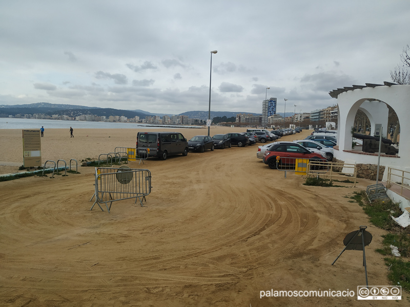 La part del terra de sauló de l'aparcament ja està arreglada i en servei.