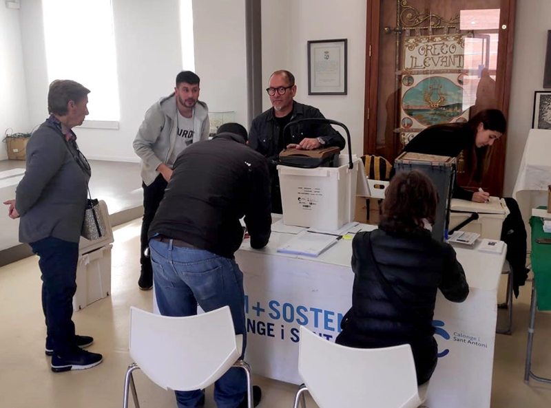 Entrega de cubells de recollida de residus porta a porta. (Foto: Ajuntament de Calonge i Sant Antoni).