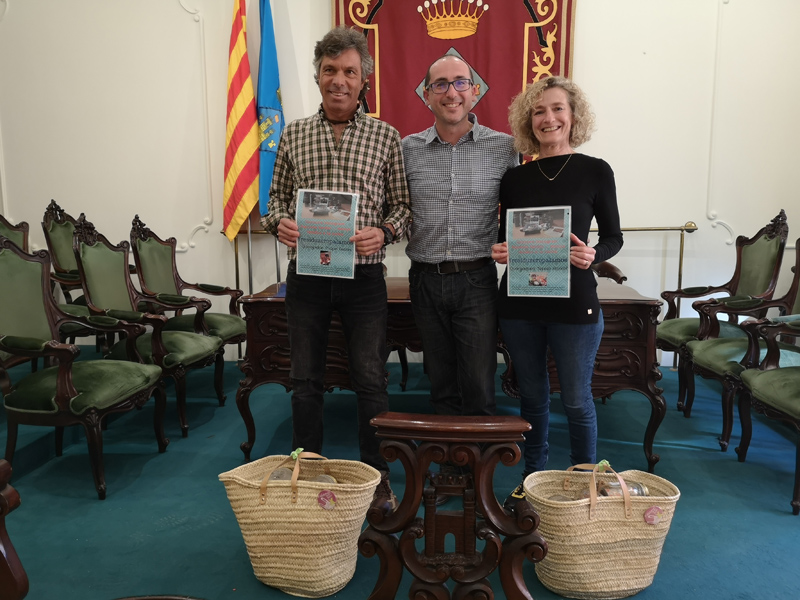 Miquel Ferrés i Teresa Albalat, amb l'alcalde Lluís Puig. (Foto: Ajuntament de Palamós):