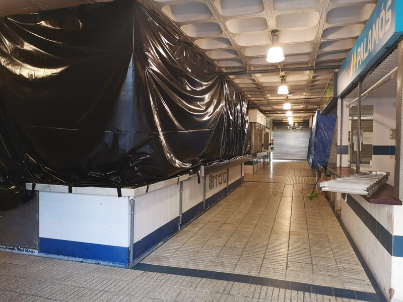 Parades del Mercat tancades, la setmana passada, abans de començar les obres. (Foto: Ajuntament de Palamós).