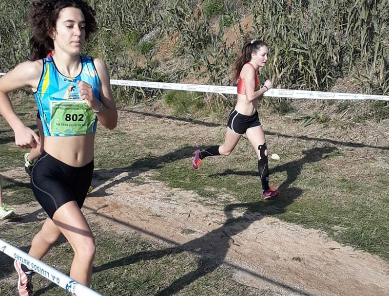 Laia Fita, en primer terme, al Campionat de Catalunya de Cros que es va fer a Mataró. (Foto: Associació Atlètica Palamós).