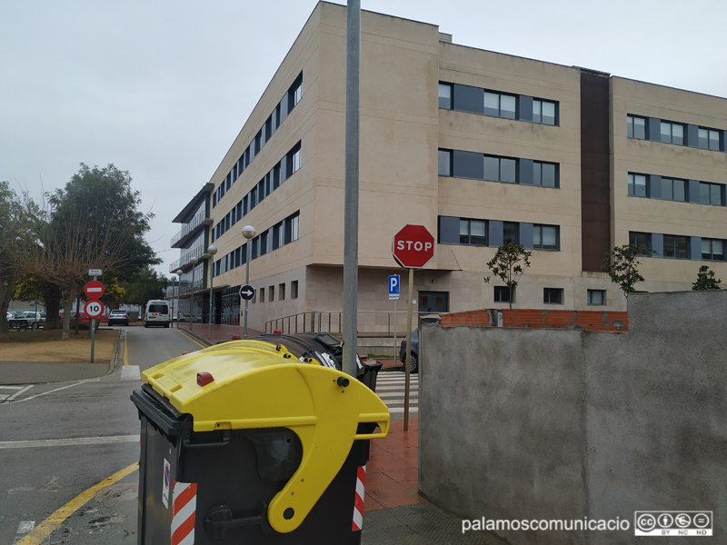 Carrer estret i de difícil accés al voltant del centre Palamós Gent Gran.