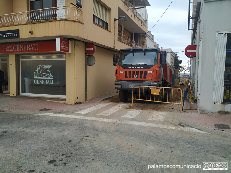 Estan instal·lant uns col·lectors d'aigües pluvials al carrer de la Mercè.