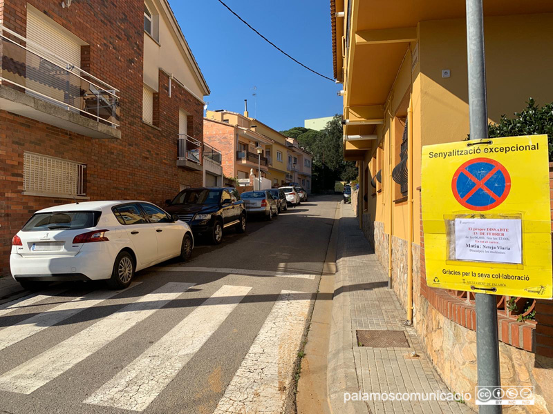 Senyalització al carrer del Montseny informant del 'Fem dissabte'.