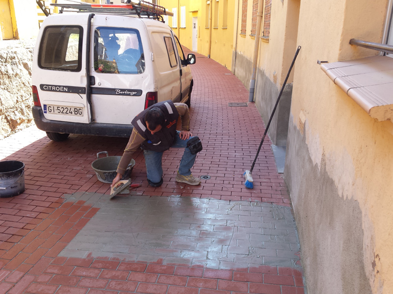 La Brigada Municipal és l'encarregada de realitzar aquesta millora del paviment dels carrers del barri dels Pescadors. (Foto: Ajuntament de Palamós).