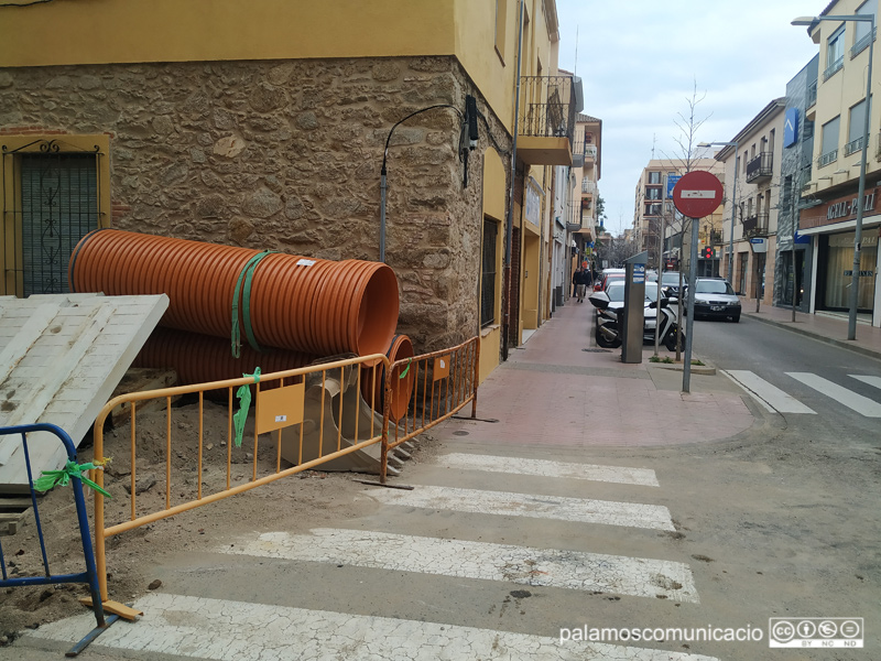 El motiu és la instal·lació d'un col·lector d'aigües plujanes al carrer de la Mercè, que travessa President Macià.