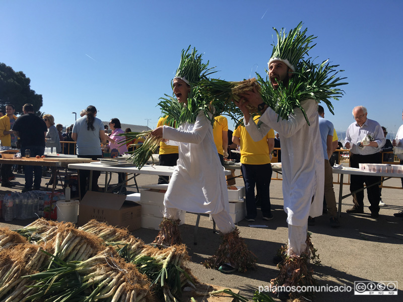 Els Reis del Carnaval de l'any passat, disfressats de calçots, durant la calçotada dels Kins 20.