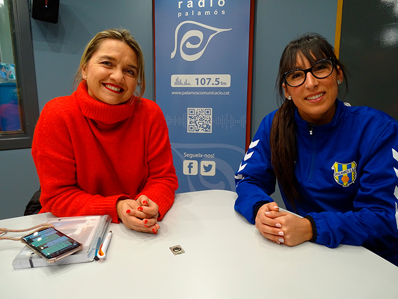 La coordinadora del futbol femení de la Fundació Esportiva Palamós, Jenny Henríquez, i una de les jugadores de l'equip, Arantxa Martínez.