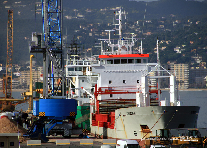 Descàrrega de mercaderies al port comercial de Palamós.