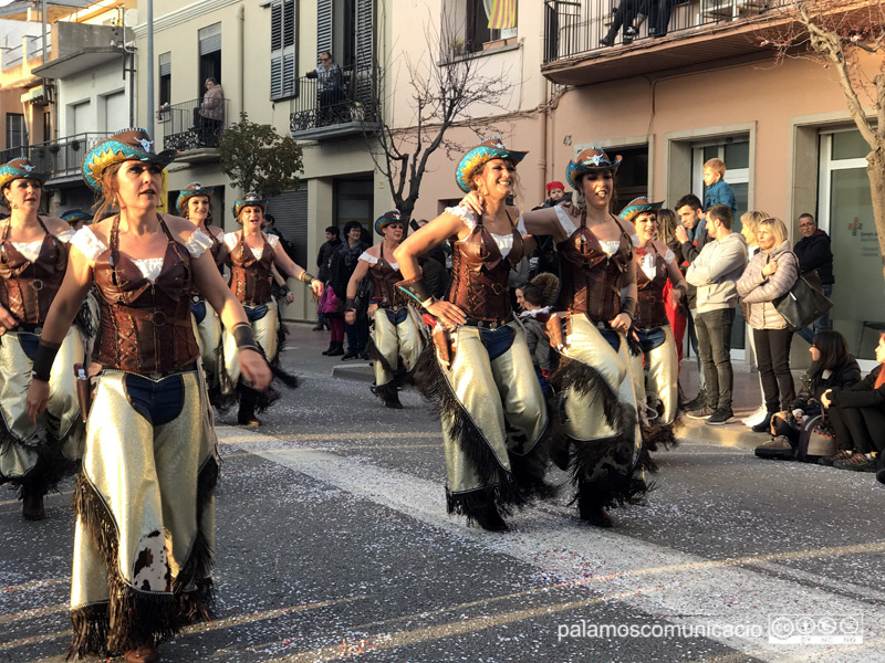 La colla de les Kaòtiques, desfilant a la rua d'aquest dissabte.