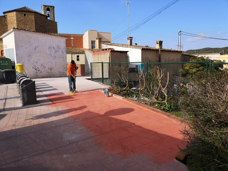 Un operari de la Brigada enllesteix les feines del nou parterre. (Foto: Ajuntament de Palamós).