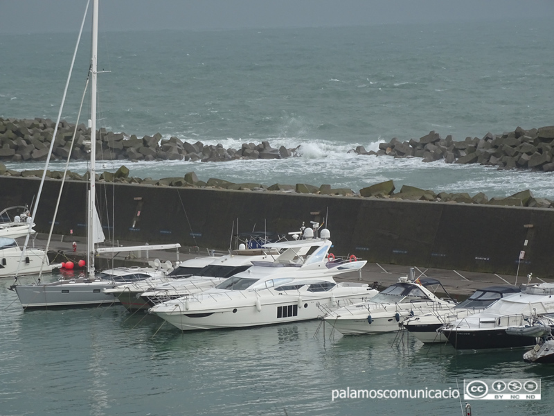 El port Marina Palamós en ple temporal Glòria.