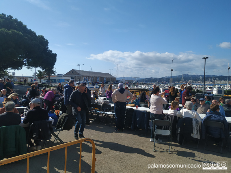 Dia assolellat, el passat dimecres, que va permetre gaudir de la calçotada dels Kins 20.