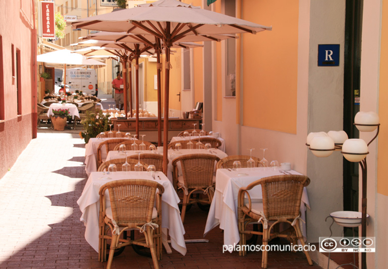 Terrasses d'establiments al centre de Palamós, en una imatge d'arxiu.