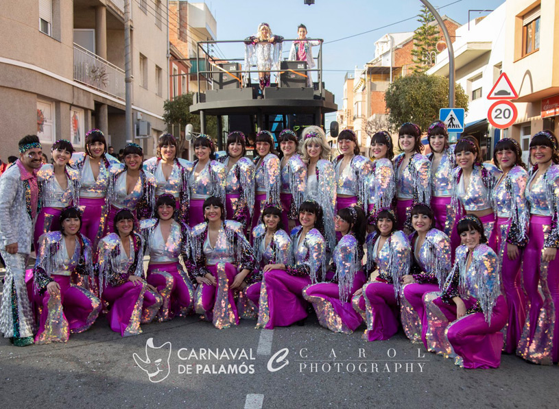 Les Reines del Carnaval, Les Incombustibles, amb Ninight Fever i Kin Cool, a la rua. (Foto: Joan Carol).