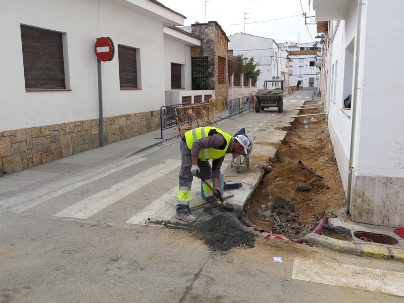 Un operari arranjant una vorera al carrer de Foment. (Foto: Ajuntament de Palamós).