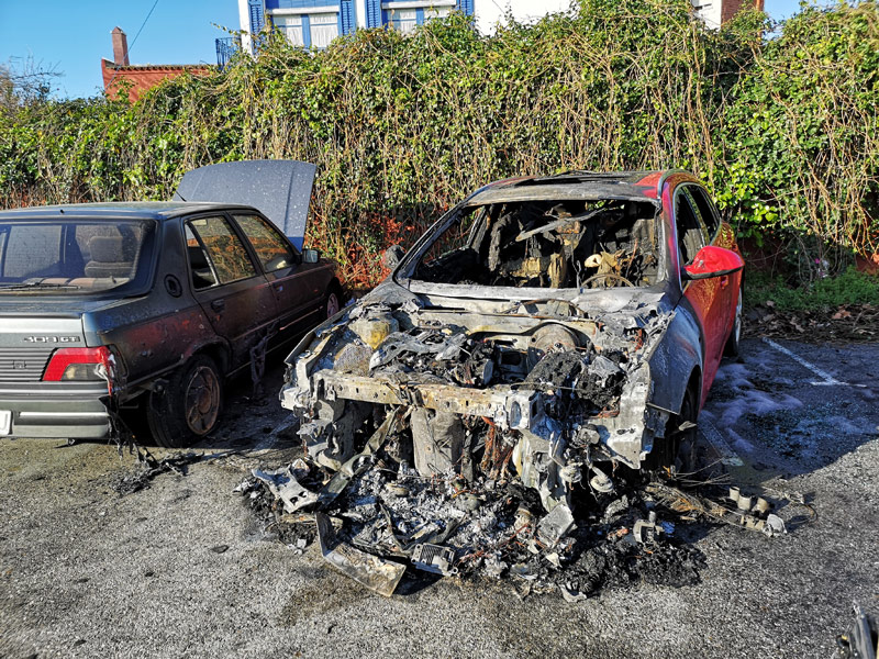 Cotxe cremat al carrer del Terç dels Napolitans. (Foto: Ajuntament de Palamós).