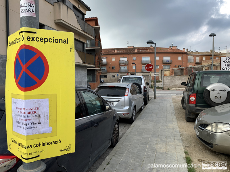 Senyalització al carrer de Conrad Pallí i Batet informant que demà s'hi farà una neteja intensiva.