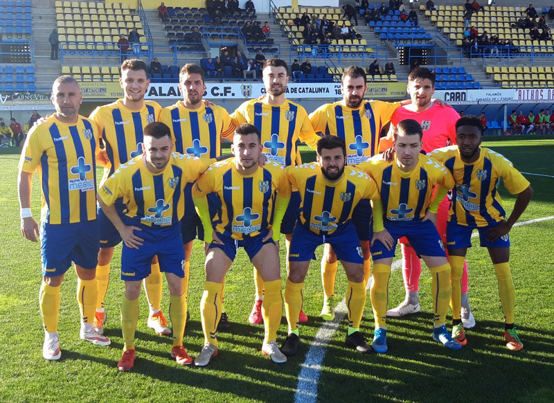 L'onze inicial del Palamós CF davant la UE Rubí. (Foto: Palamós CF)