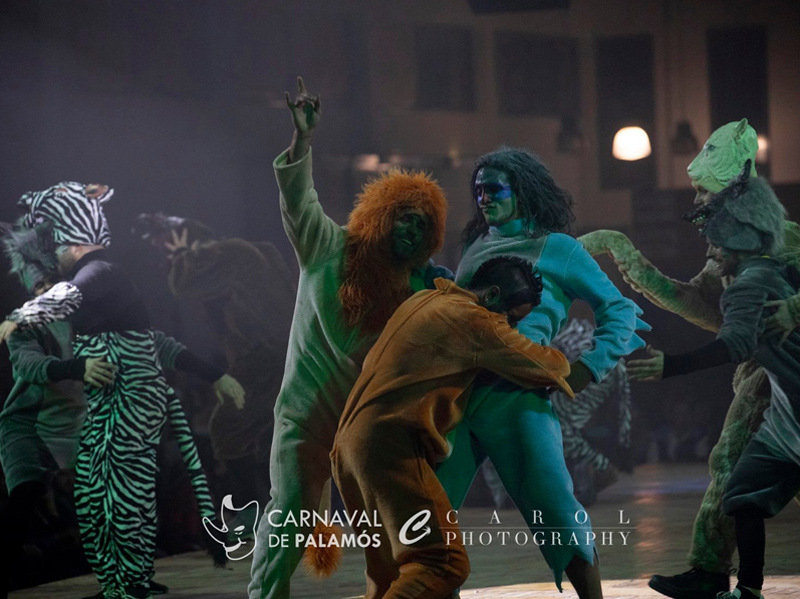 Un moment de l'exhibició de comparses a la Nau. (Foto: J. Carol).