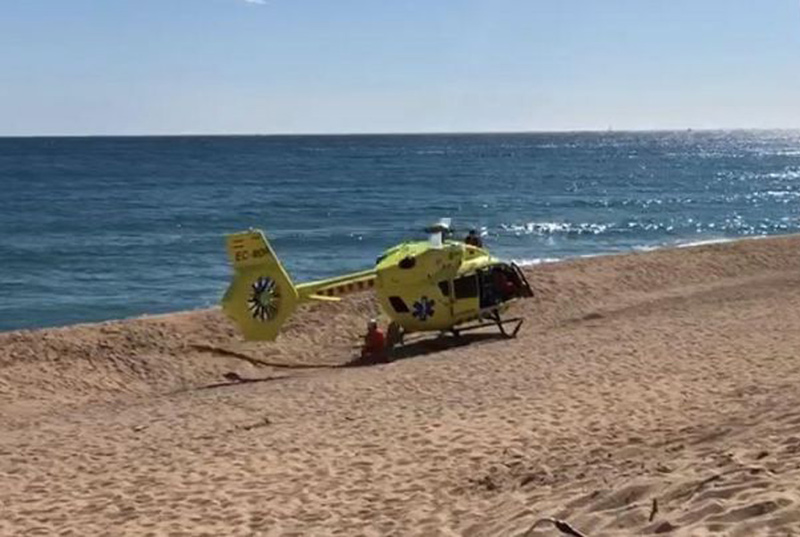 La corredora va ser atesa per un helicòpter del Servei d'Emergències Mèdiques. (Foto: TV Costa Brava).