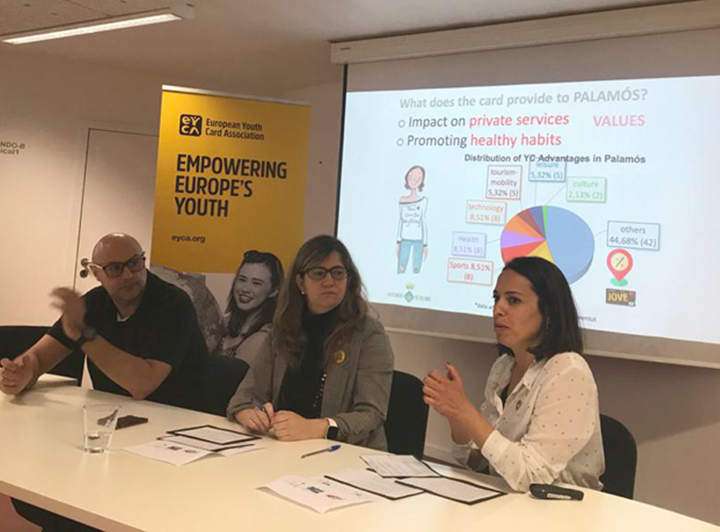 Les regidores Maria Puig i Marina Àlvarez, ahir a Brussel·les. (Foto: Ajuntament de Palamós).