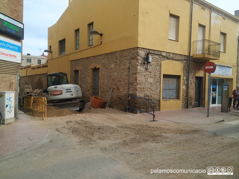 Obres al carrer de la Mercè a l'alçada de President Macià, aquest migdia.