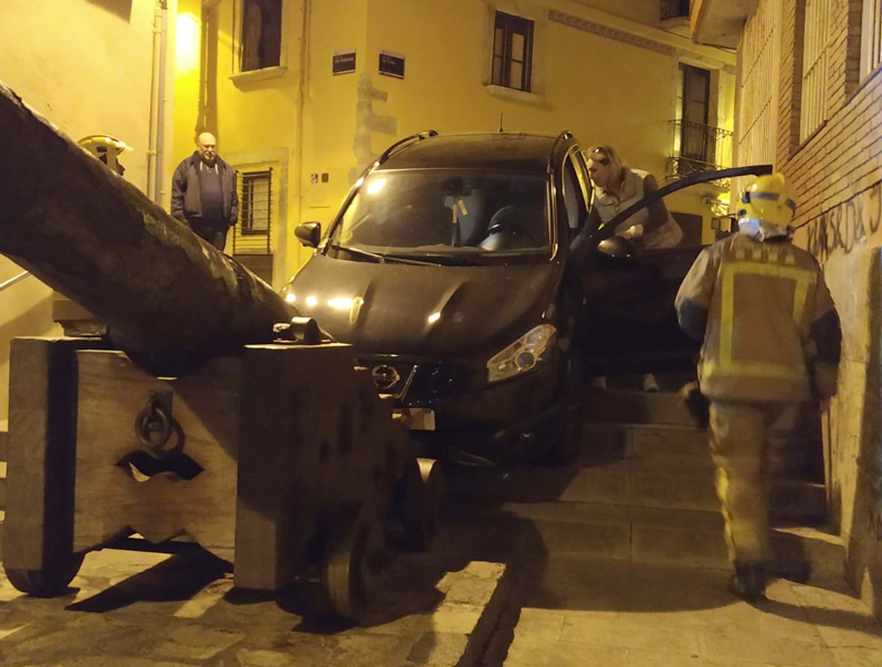 Cotxe estimbat sobre el canó del carrer del Canó. (Foto: Ajuntament de Palamós).