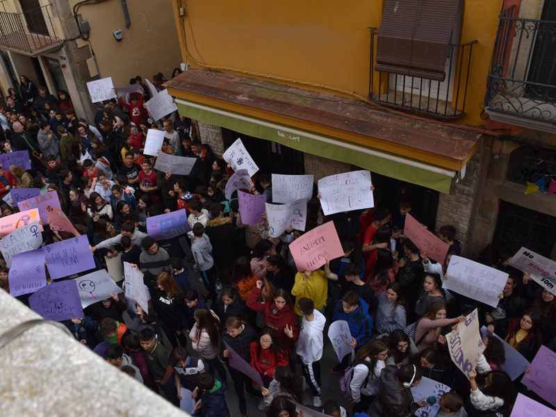 Centenars de joves estudiants han reclamat avui igualtat de gènere. (Foto: Ajuntament de Palamós).
