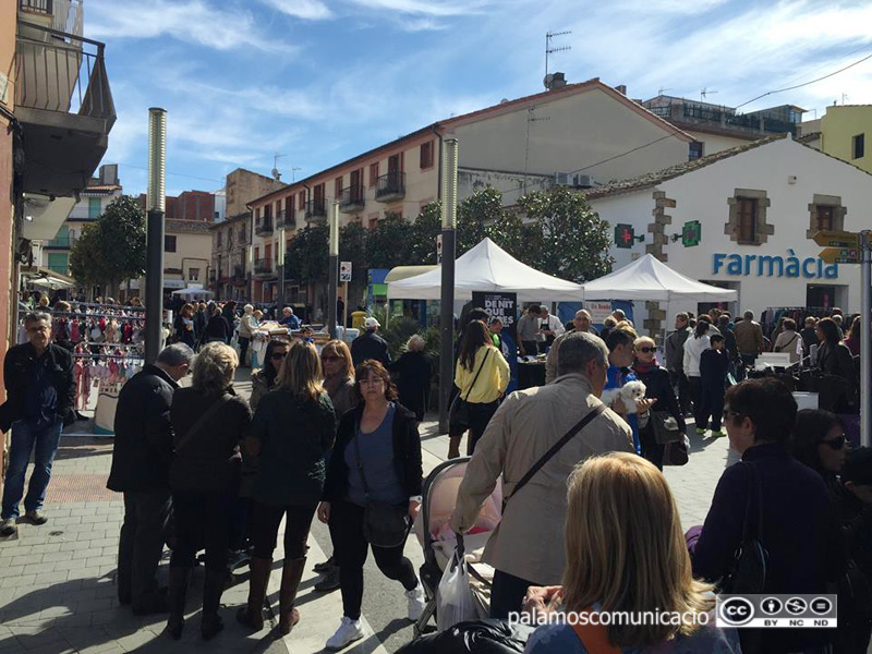 Els botiguers treuen productes al carrer a bon preu.
