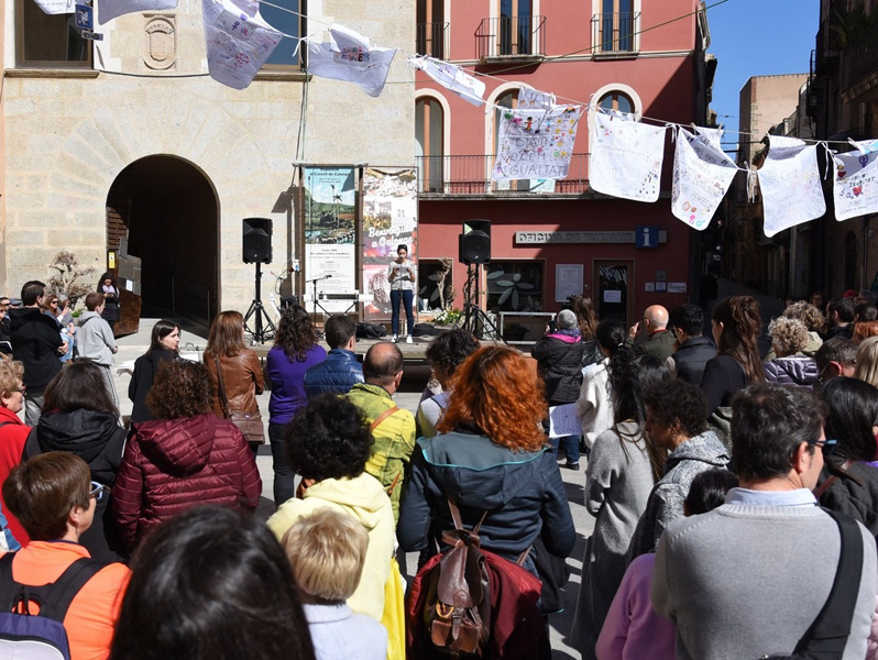 Actes de commemoració del 8M, ahir al centre de Calonge. (Foto: Ajuntament de Calonge i Sant Antoni).