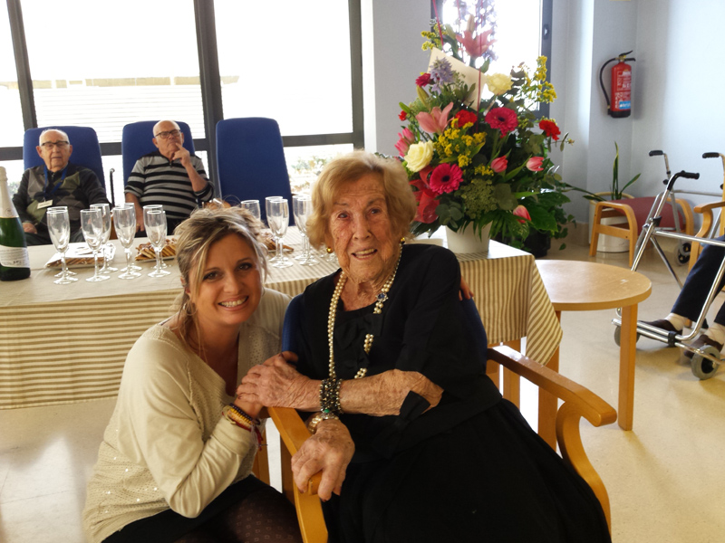 La regidora de Gent Gran, Laura Lafarga, amb la centenària Maria José Jiménez. (Foto: Ajuntament de Palamós).