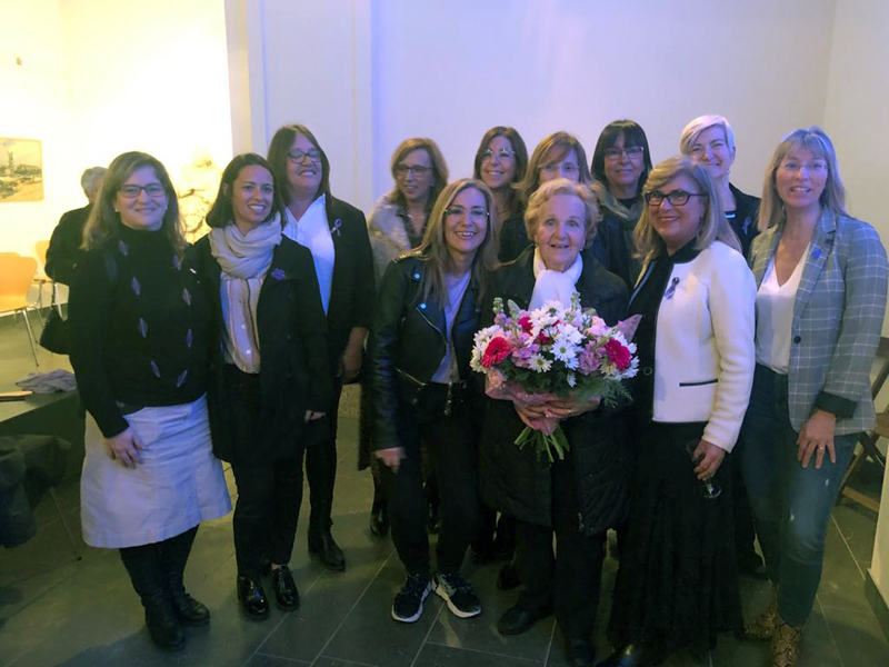 Margarita Adroher, acompanyada per integrants de l'Associació Dones de Palamós. (Foto: J. Roches).